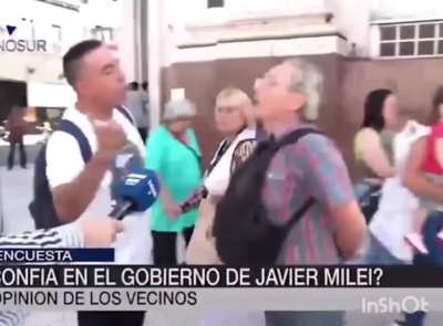 Un no jubilado con la remera del che le quiere enseñar a los jubilados con quien estuvieron mejor.