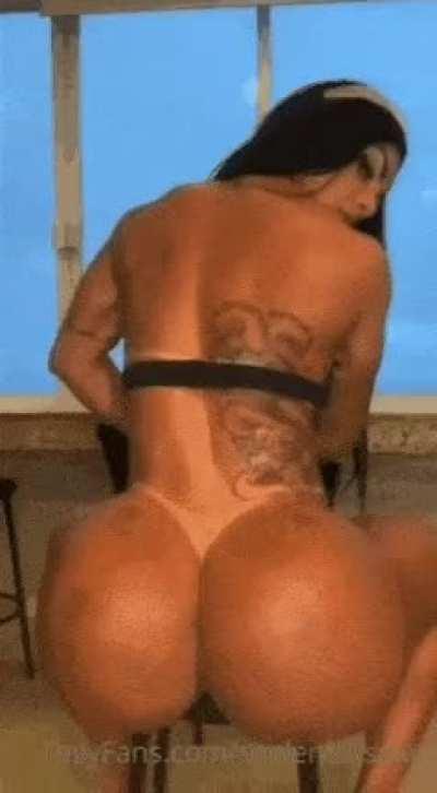suelen bissolati] keeps the buttocks in shape by fucking a dildo seen from behind excellent twerking