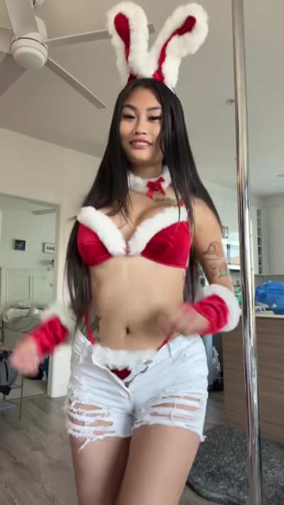 Lola Tessa Christmas Dance