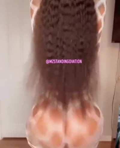 Mzstandingovation's big butt cheeks clapping 😋🤤