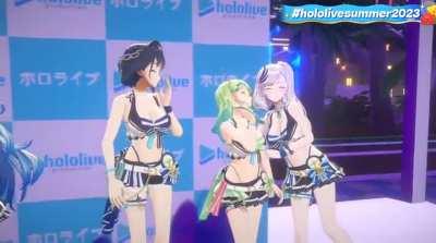 Fauna pulling Kronii in for a Pose