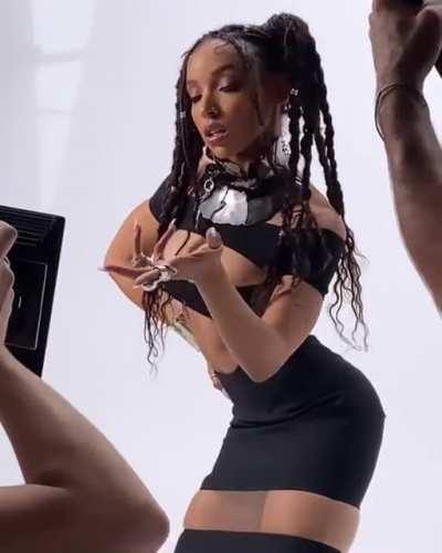 Them Titties sittin pretty 😍