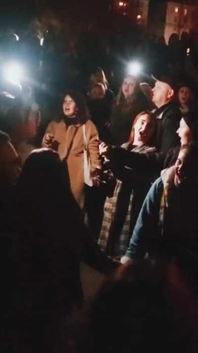 Just a wholesome video montage of Ukrainians celebrating the liberation of Kherson in cities across the country 🍉 🇺🇦