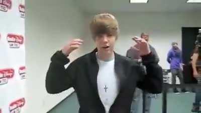 Justin mostra como ele arruma seu cabelo