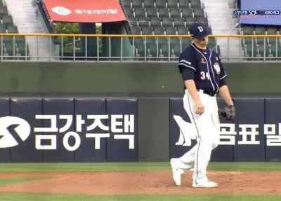 [Highlight] [PitchingNinja] I can't watch Chris Flexen pitch, without thinking about his reaction after giving up this tank in the KBO... With the Shortstop in the background.