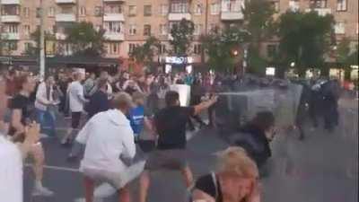 мирные демонстранты, онижедети... сценарий всегда одинаковый