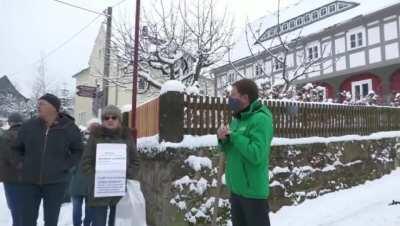 MP Kretschmer stellt sich Querdenkern, die sein Haus belagern
