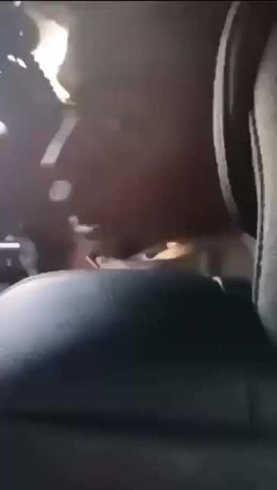 Personas que se autoidentifican como “la mafia del norte” en Chillán, región del Biobio, amenazando a una supuesta Mafia del Sur con armas en un vehículo.