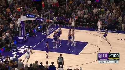 [Highlight] De’Aaron Fox breaks to the rim for his 18th point of the quarter