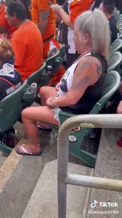 No one tells this girl with a neck brace whats going on behind her