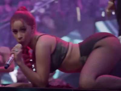 Cardi B arch twerk 