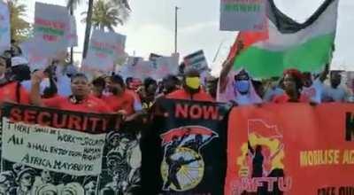 South African dock workers have refused to offload an Israeli cargo ship & are now protesting at the harbour in support of Palestine.