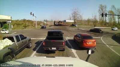 Semi Truck Plows Through Intersection in Auburn, Washington | At least 4 people were injured in the accident, which was attributed to the truck's brakes failing.