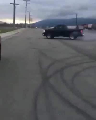 Idiot doesn't know how to drift