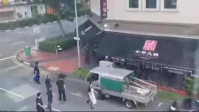 Chaos in Singapore streets when husband tries to chop his wife in the street, and is pushed back by witnesses around