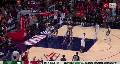 [Highlight] Giannis attempts an outlet pass off the backboard