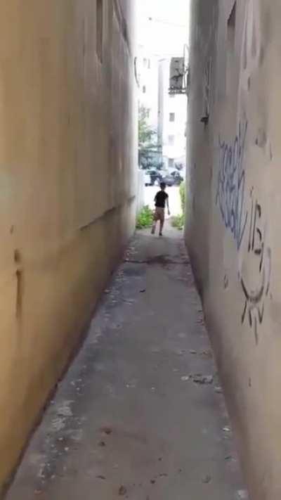 Eu não sei se ele tava cagando ou enfiando um negócio no cu