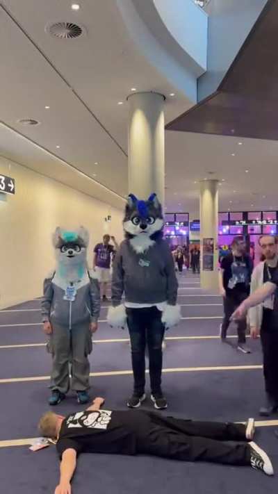 Throwback to EuroFurence where I decided to stand in the middle of the con for 30 minutes :3