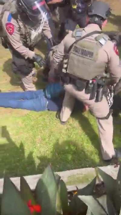 The US regime is assaulting members of the press. When will the international community act?