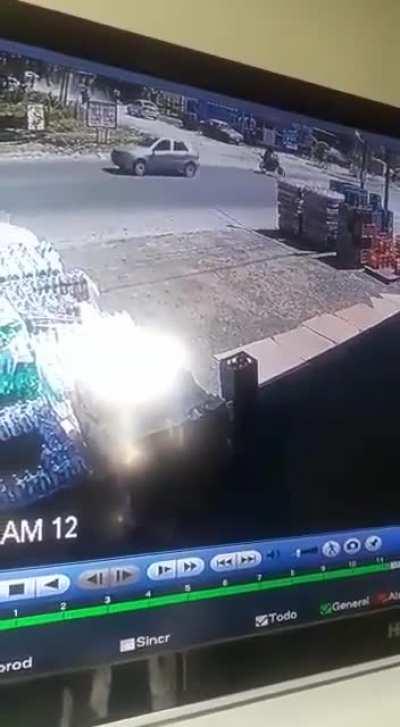 Moto cop crashes into a bus while chasing a moto thief