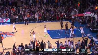 [Highlight] Josh Hart secures offensive board leading to a Jalen Brunson BANG