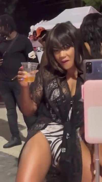 She feeling the music 🇯🇲