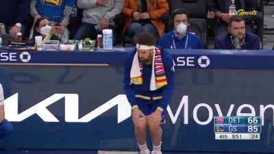 [Highlight] Klay Thompson shows off an interesting knee stretching exercise