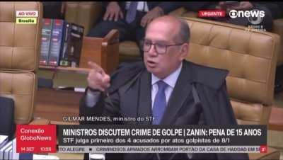 Julgamento de um golpista do 8 de janeiro hoje no STF. O Xandão deu uma lapada no André Mendonça e depois o Gilmar Mendes mandou essa para o Nunes Marques, que defende pena mais leve pros invasores: 

“A cadeira que o senhor tá sentado estava lá na rua no