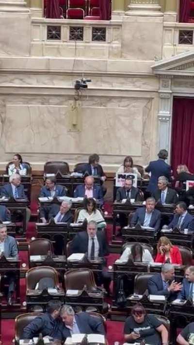 Miralo vos a Milei activando con la Del pla. 😳😳 La invito a explicarle el teorema de imposibilidad en la casa. Liberal pero no boludo