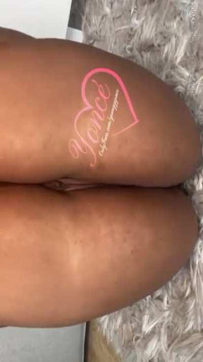 Yonce spreading Asshole🍑 & Winking 😉