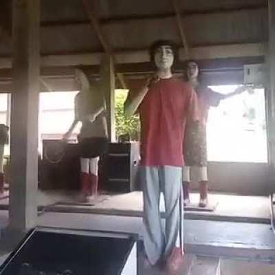 Found this weird video on random Thailand discord