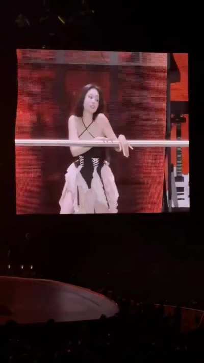 Wtf is Jennie doing on that stage