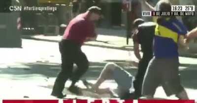 Le cortaron los brazos (y el pelo) a Goro - (disturbios en CABA - 26/11/20)