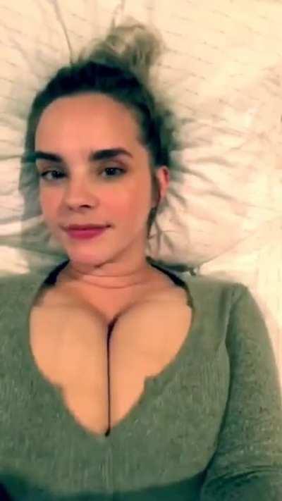 White girl with big tities is bouncing her tits laying down.