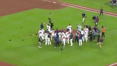 [Highlight] The Atlanta Braves advance to the 2021 NLCS, here's the final out and celebration.