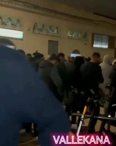 La comunidad musulmana de Terrasa, Catalunya, rezando pacíficamente en la calle en el anochecer del primer día de Ramadán. Para los que dicen que en España no se respeta a esta cultura, en esta ciudad nadie tiene problemas con ella