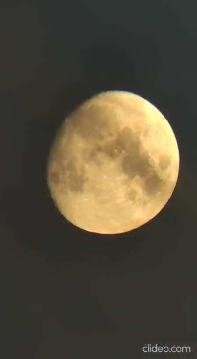 Moon x8 timelapse on a cloudy day 5th november 2022 (Sorry for the watermark XD)