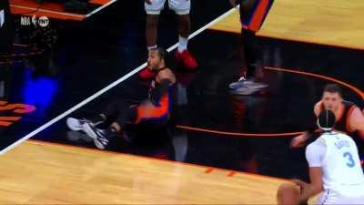 [Highlight] Brunson upset about the no-call after Lebron runs him over