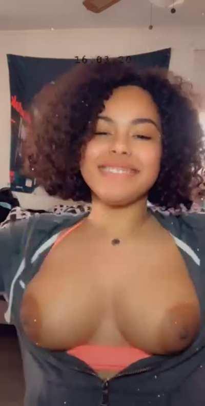 Something about flashing my tits turns me on 🥰😘