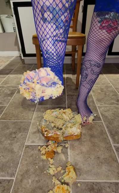What do we think about cake smashing in fishnets? 😈👣🎂