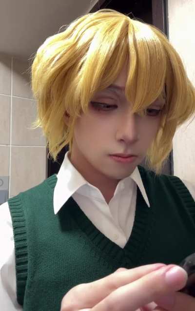 Sinclair is checking his phone to see what you guys are typing in the comments