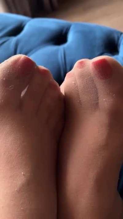 Gorgeous nylon feet!