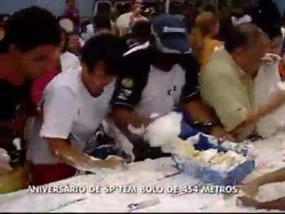 People taking their piece of cake during São Paulo's anniversary