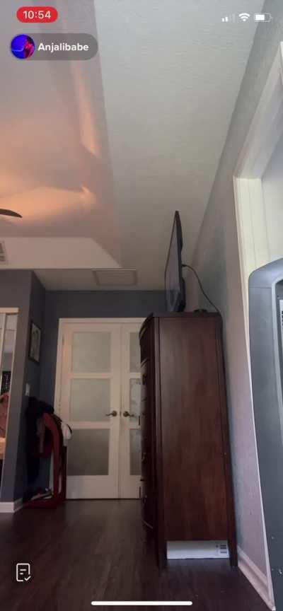 randomly caught today and thanks to a genius who said ‘light‘ and she puts it in this angle