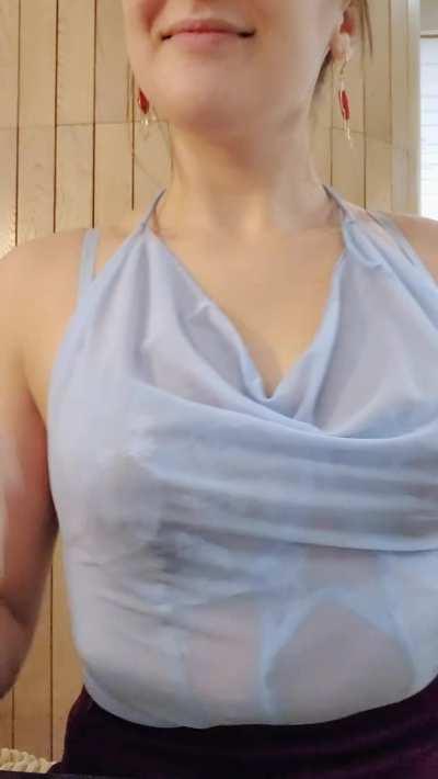 Sneaking a titty flash in front of the guy making my pizza [GIF]