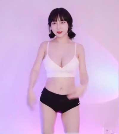 y970308 doesn't know the dance to Hype Boy