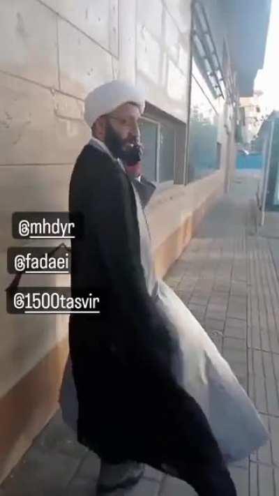 Man gives spiritual advice to an akhond.