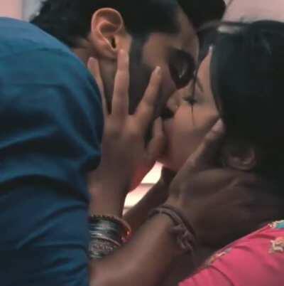 Parineeti Chopra Hot Lip Lock with Arjun Kapoor from Ishaqzaade