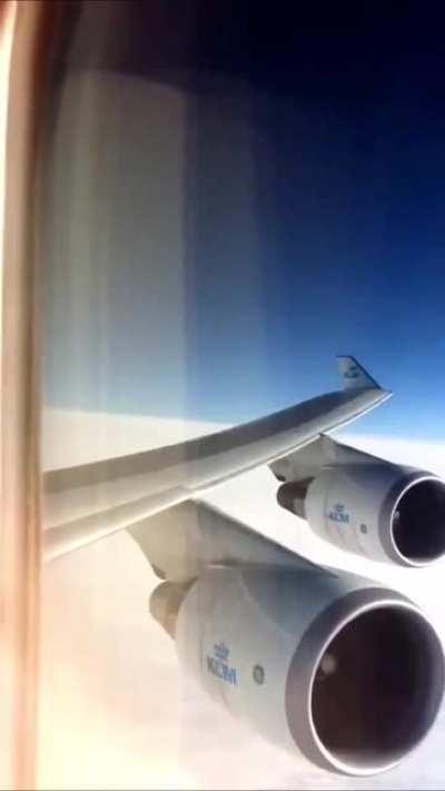 Plane wing shaking in turbulence