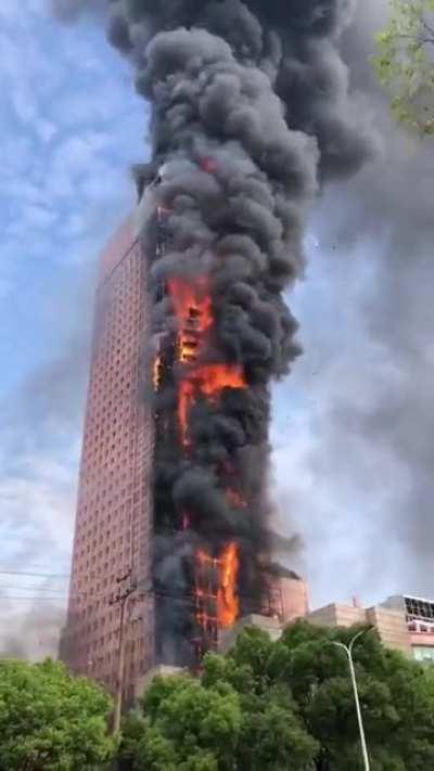Crazy facade fire in Changsha, China